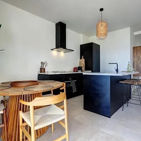 Diez In Spacious Balcony And Sea View 에스테포나