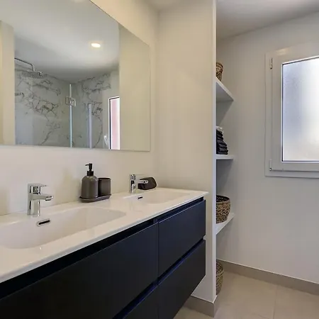 Diez In Spacious Balcony And Sea View