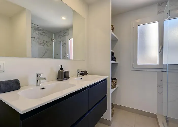 Diez In Spacious Balcony&sea View